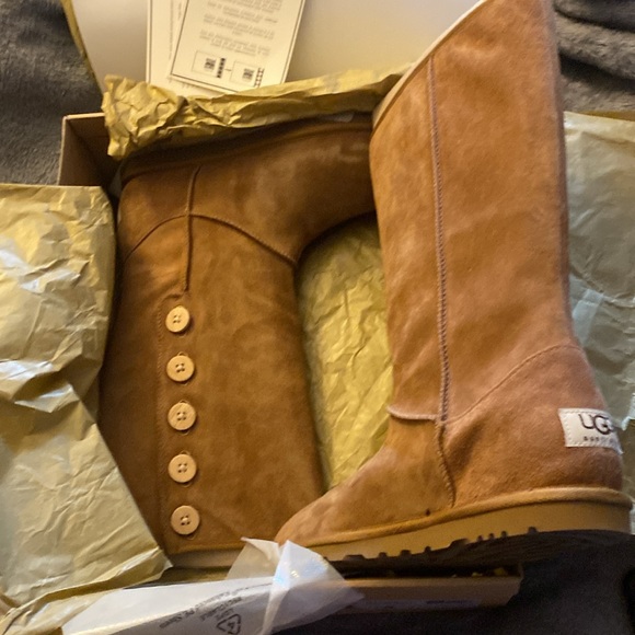 Brand new women Ugg Size 9 Button on the side - Picture 3 of 6